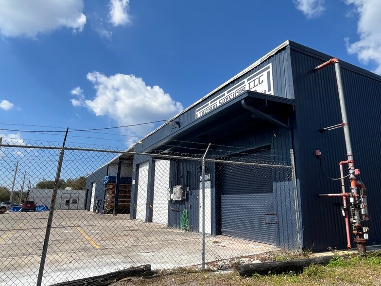 More Photos Of 2585 4th St, Fort Myers Warehouse For Lease