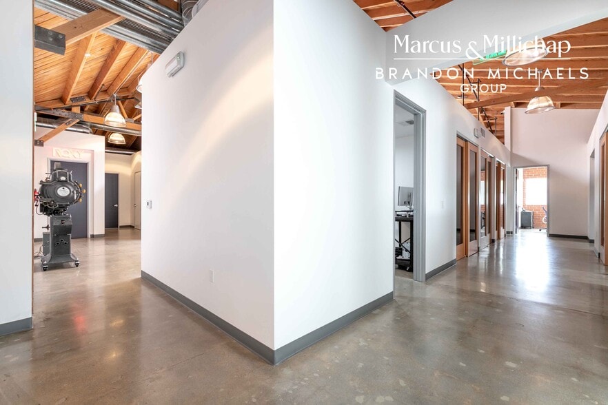 More Photos Of 2275 S Carmelina Ave, Los Angeles Showroom For Sale