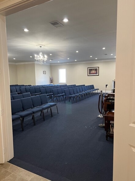 More Photos Of 4552 Jonesboro Rd, Forest Park Office For Sale