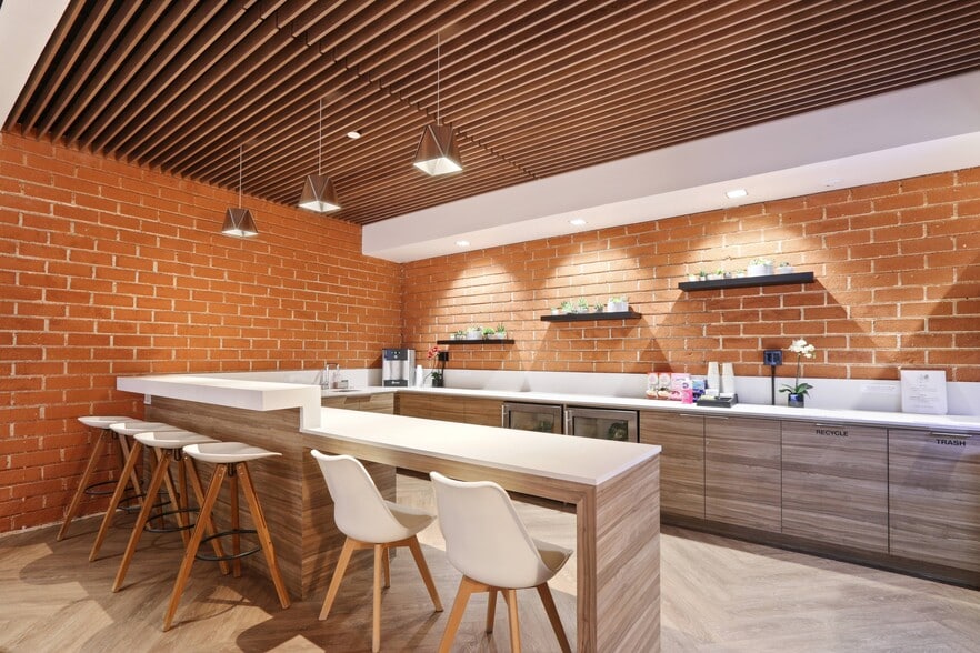 More Photos Of 16200 Ventura Blvd, Encino Office For Lease