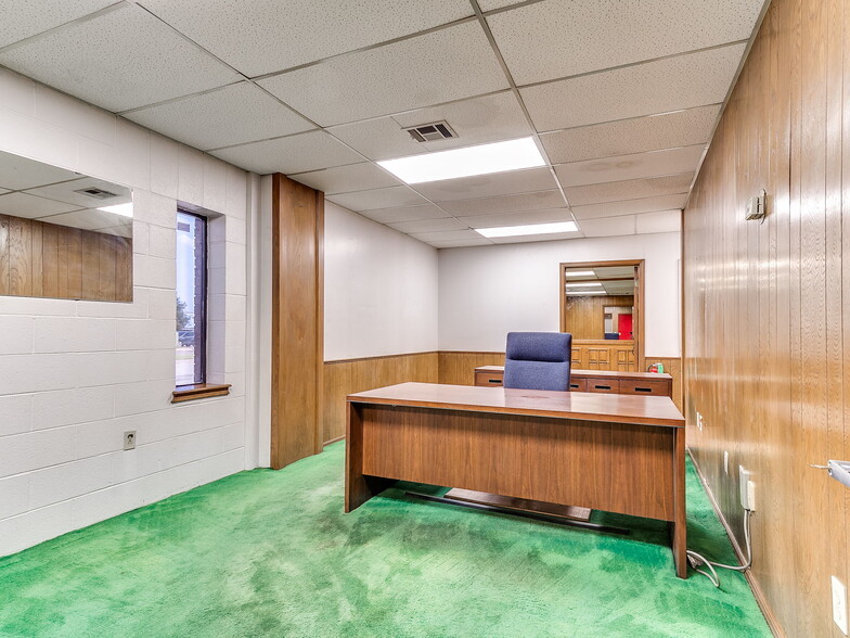 More Photos Of 6700 S Western Ave, Oklahoma City Office For Sale