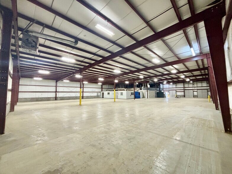 More Photos Of 320 Transfer Dr, Indianapolis Warehouse For Lease