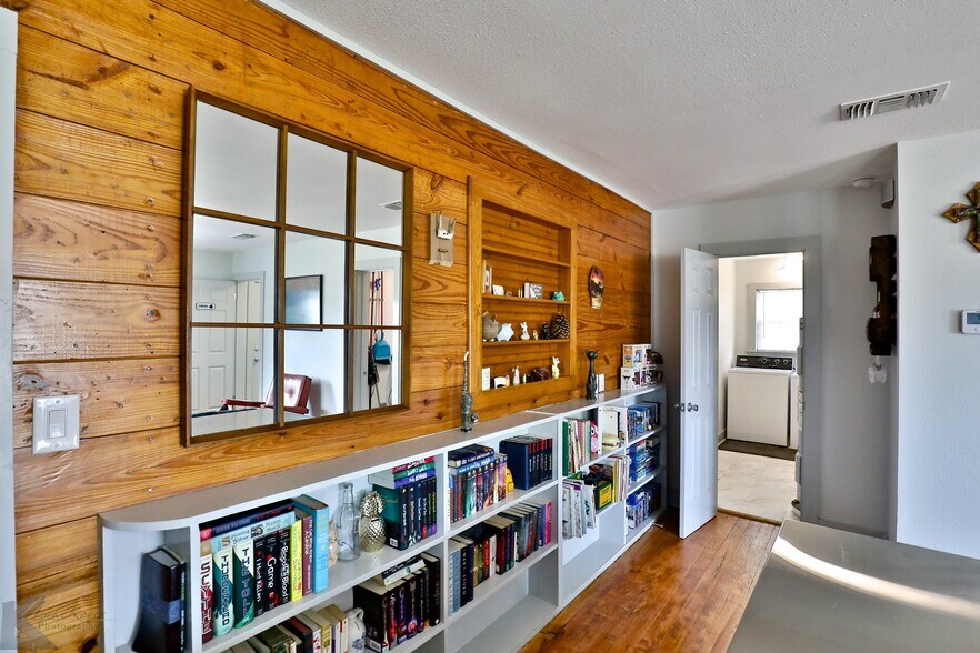 More Photos Of 2710 S Commercial Ave, Coleman Hotel For Sale