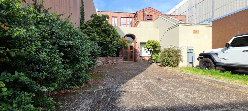 More Photos Of 240 Commercial St NE, Salem General Retail For Sale