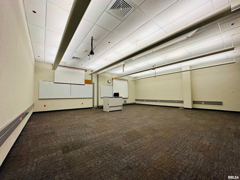 More Photos Of 113 SW Adams St, Peoria Office For Sale