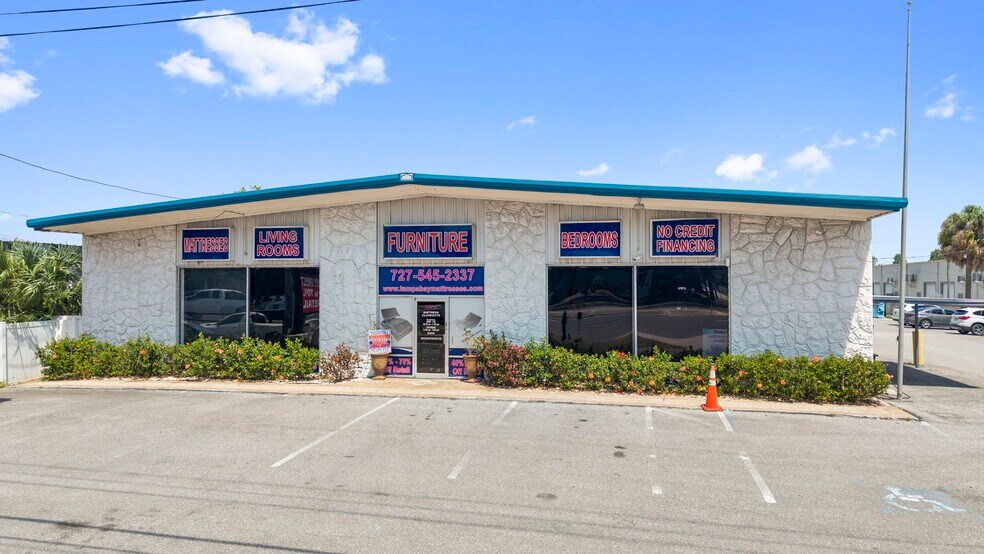 More Photos Of 11425 N 66th St, Largo Showroom For Lease