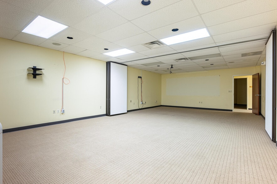 More Photos Of 3040-3050 S Kettering Blvd, Moraine Freestanding For Sale