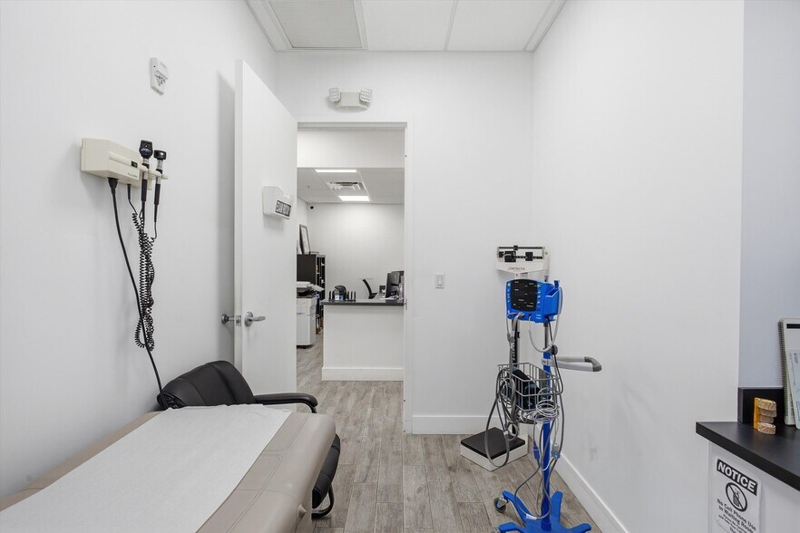 More Photos Of 10450 NW 33rd St, Doral Office For Sale
