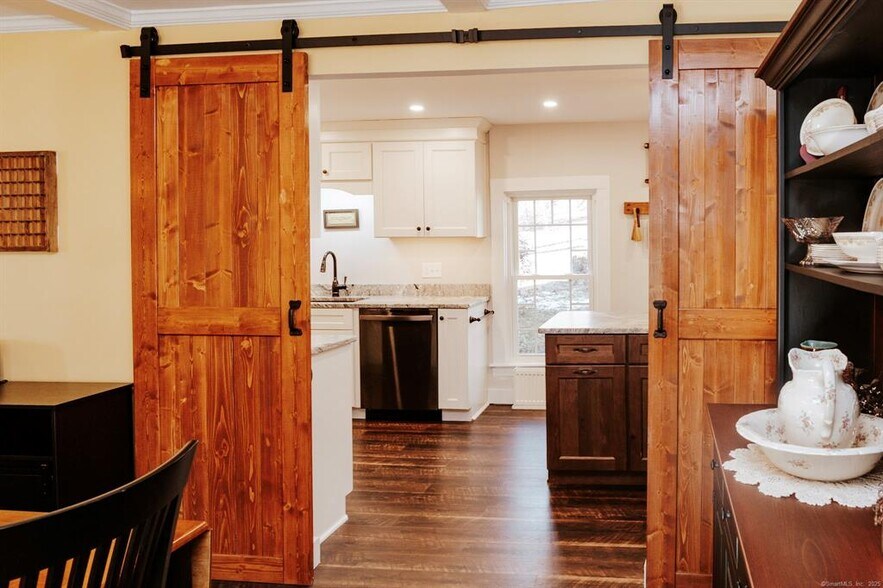 More Photos Of 42 Hyde Rd, Brooklyn Hospitality For Sale