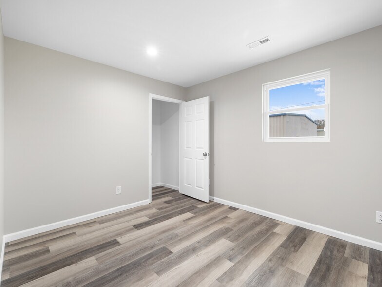 More Photos Of 3261 New Bern Hwy, Jacksonville Light Distribution For Lease