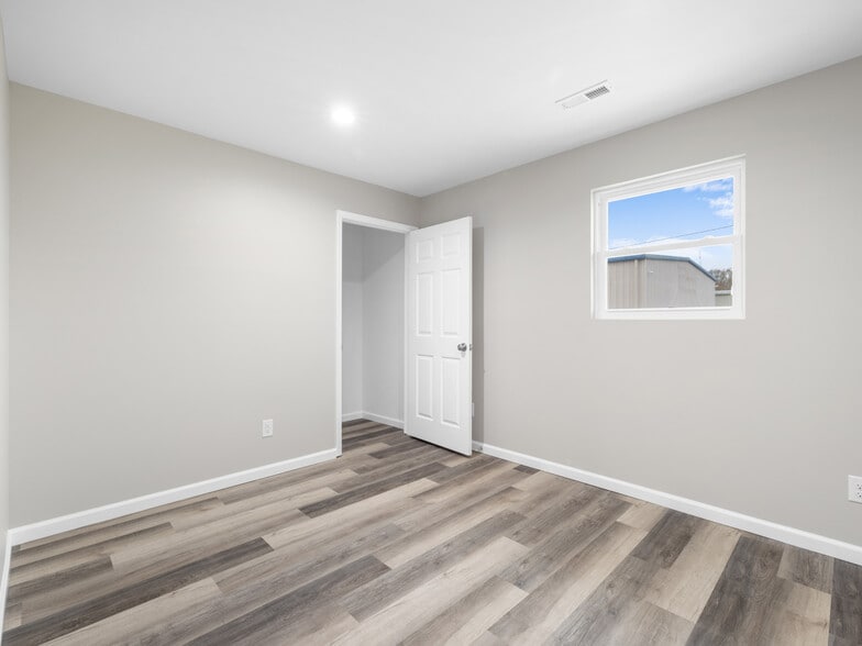 More Photos Of 3261 New Bern Hwy, Jacksonville Light Distribution For Sale