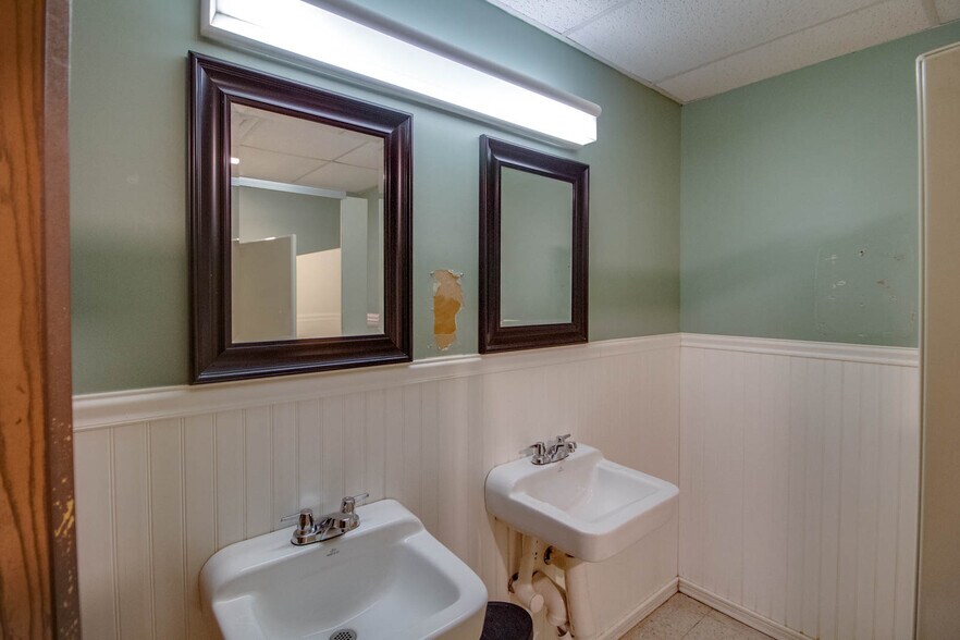 More Photos Of 201 McCausland St, Carlinville General Retail For Sale