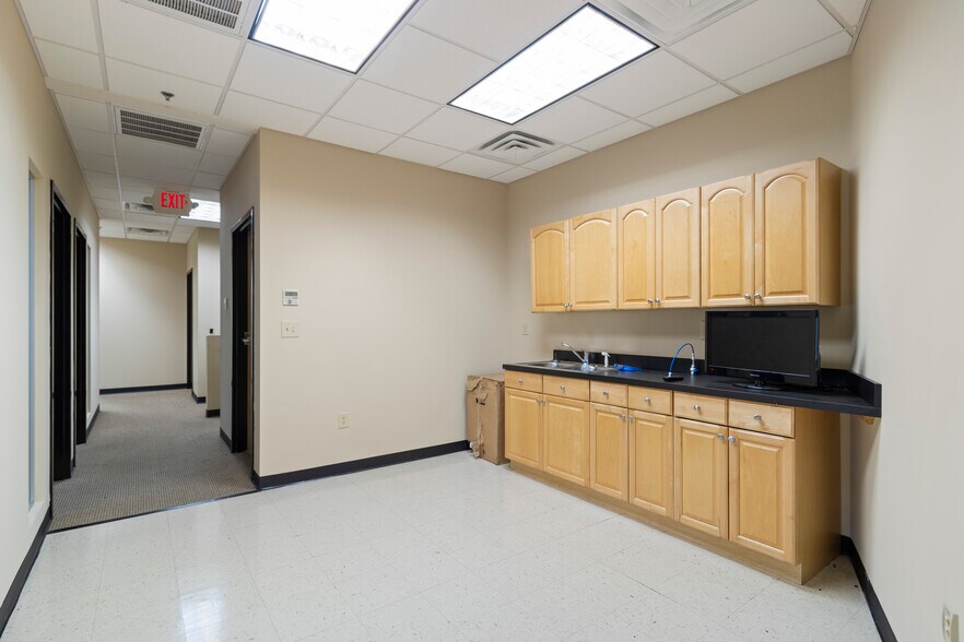 More Photos Of 1690 Roberts Blvd, Kennesaw Warehouse For Sale