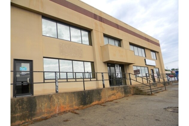More Photos Of 1305 S Key Ave, Lampasas Office For Sale