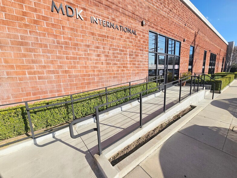 More Photos Of 2420-2424 Ontario St, Burbank Warehouse For Lease