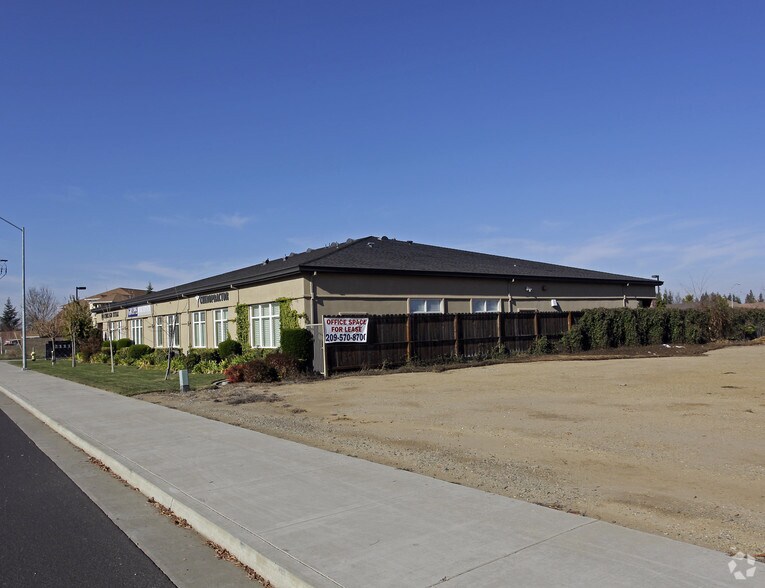 More Photos Of 2111 W Kettleman Ln, Lodi Office For Lease