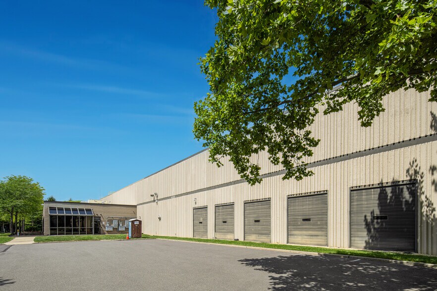 More Photos Of 400 Cabot Dr, Hamilton Distribution For Lease