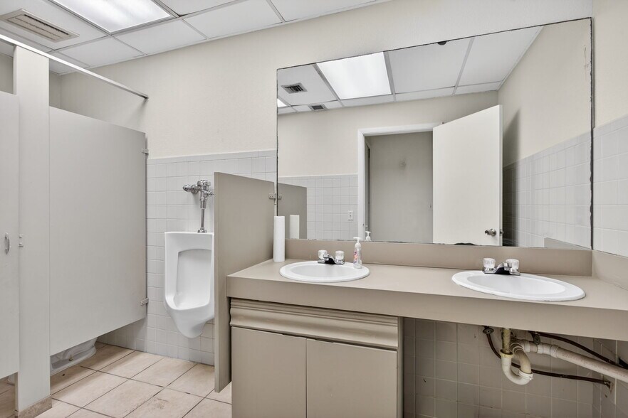 More Photos Of 513 N State Road 7, Margate Office For Lease