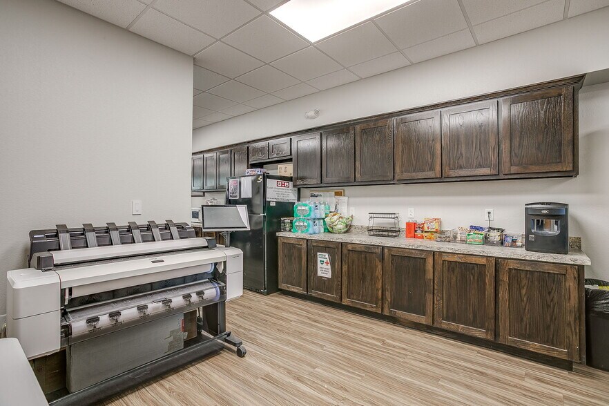 More Photos Of 949 Hilltop Dr, Weatherford Office For Lease