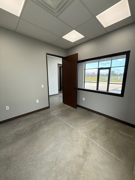 More Photos Of 16217 North Fwy, Houston Unknown For Lease