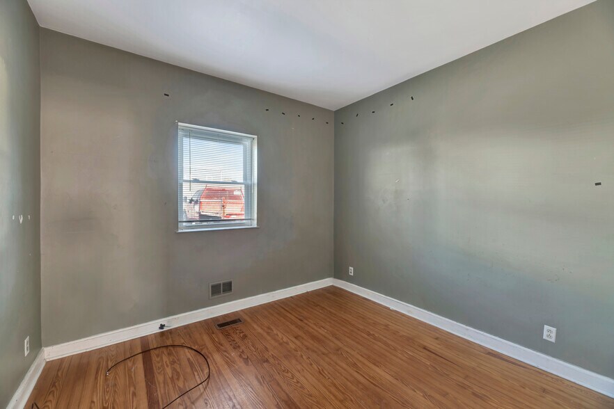 More Photos Of 2107 Harrison Ave, Wilmington Light Distribution For Sale