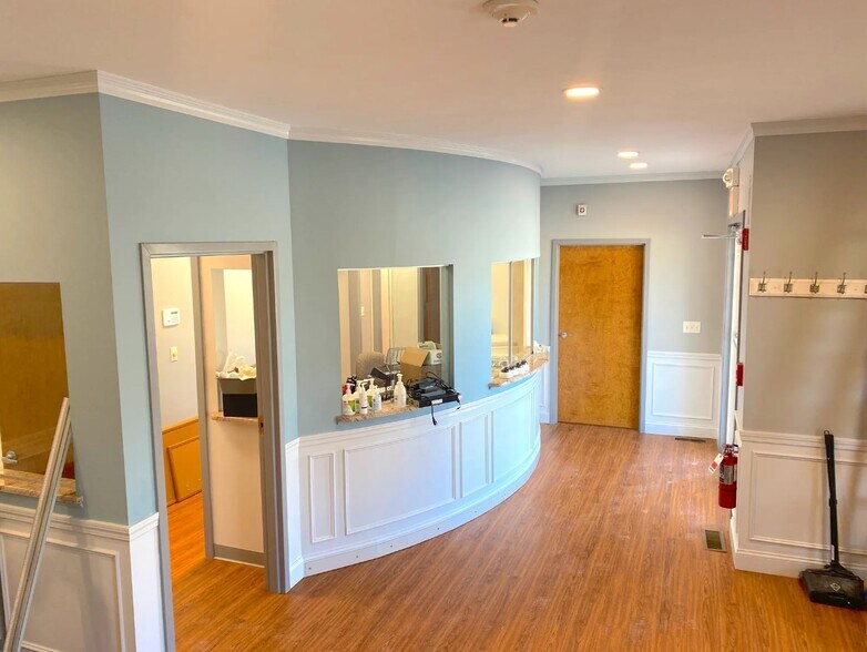 More Photos Of 49 Atwood Rd, Pelham Medical For Lease