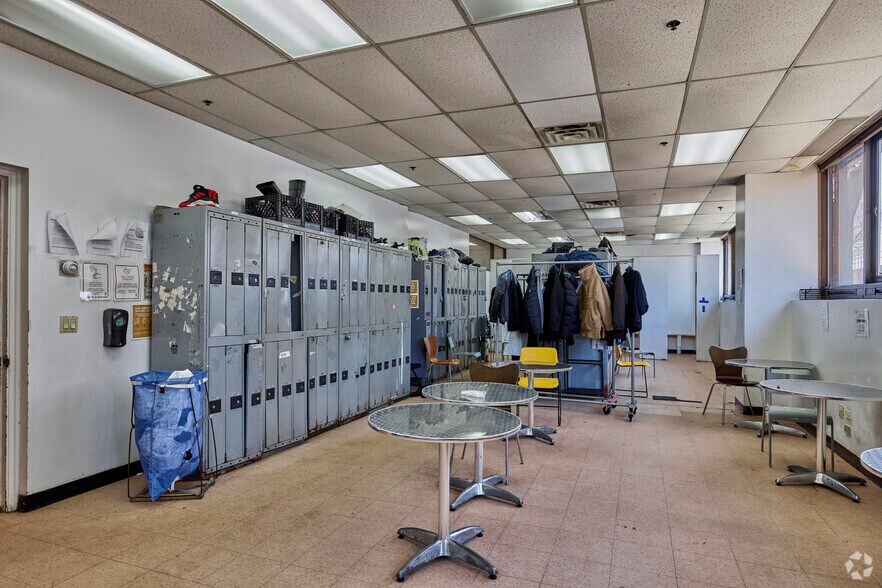 More Photos Of 2590 Park Ave, Bronx Manufacturing For Lease