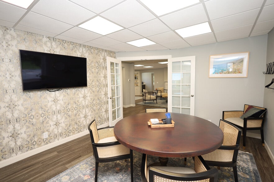 More Photos Of 235 W Franklin St, Centerville Storefront Retail Office For Lease