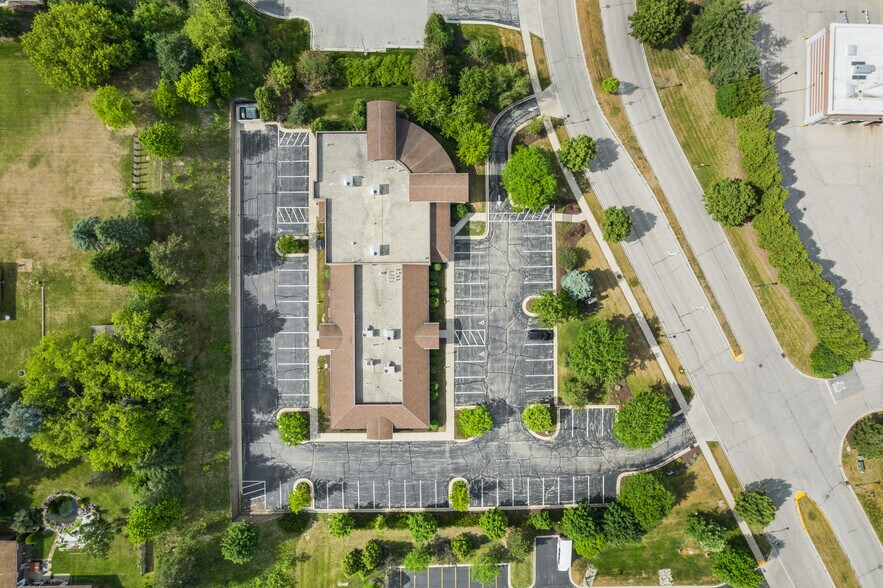 More Photos Of 2090-2108 Continental Dr, West Bend Medical For Sale