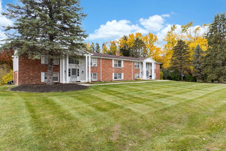 Primary Photo Of 1630 N Pontiac Trl, Walled Lake Apartments For Sale