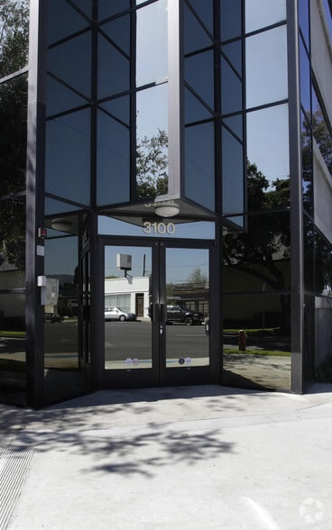 More Photos Of 3100 W Burbank Blvd, Burbank Office For Lease