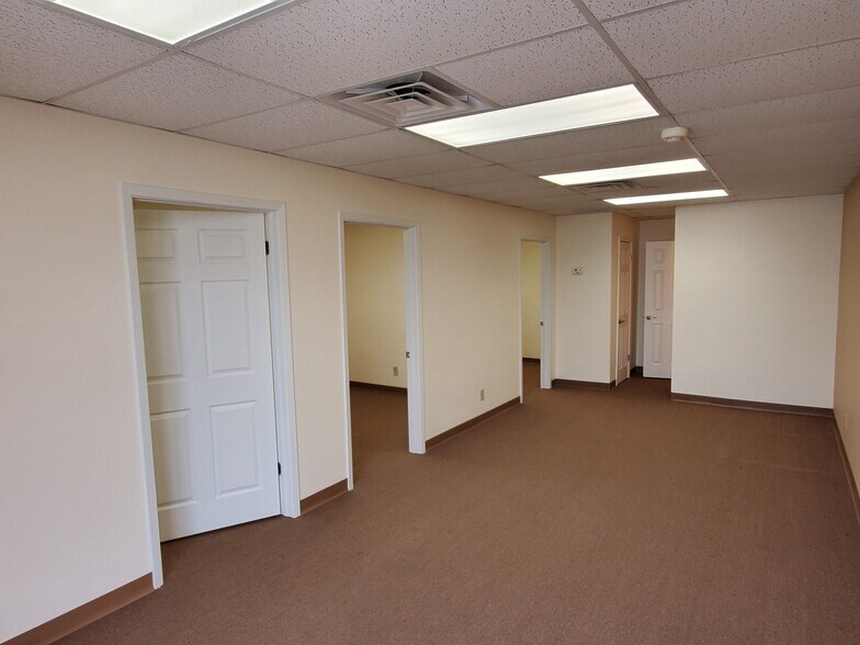 More Photos Of 5426-5440 Schertz Rd, San Antonio Flex For Lease