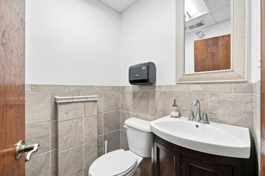 More Photos Of 5636 Bridgetown Rd, Cincinnati Medical For Sale