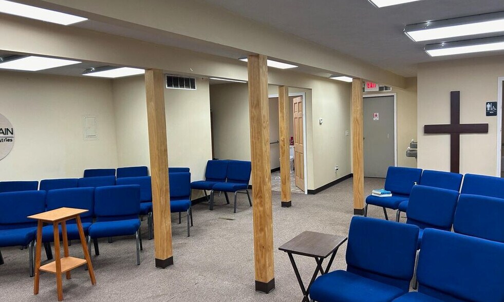 More Photos Of 2025 W Holmes Rd, Lansing Medical For Lease