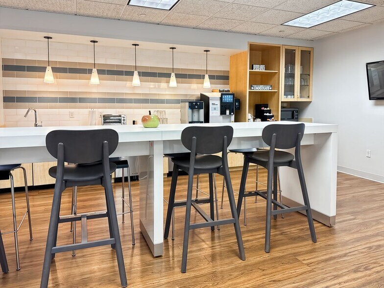 More Photos Of 8201 Peters Rd, Plantation Coworking Space