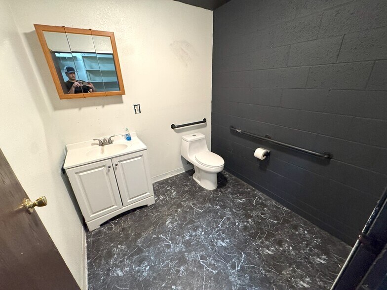 More Photos Of 204-210 E 11th St, Los Angeles General Retail For Lease