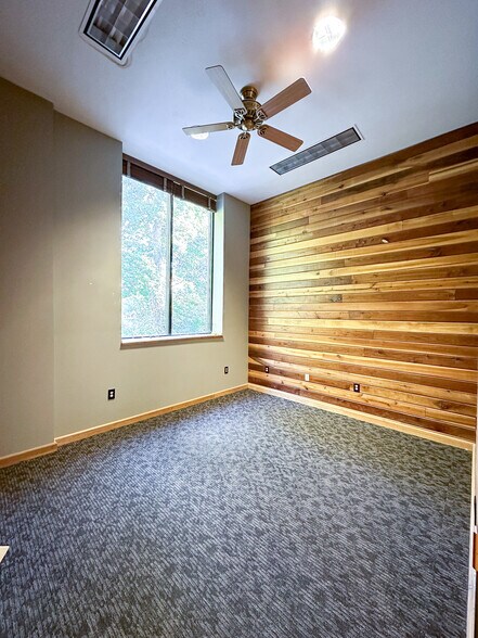 More Photos Of 8100 Ohio River Blvd, Emsworth Office For Lease