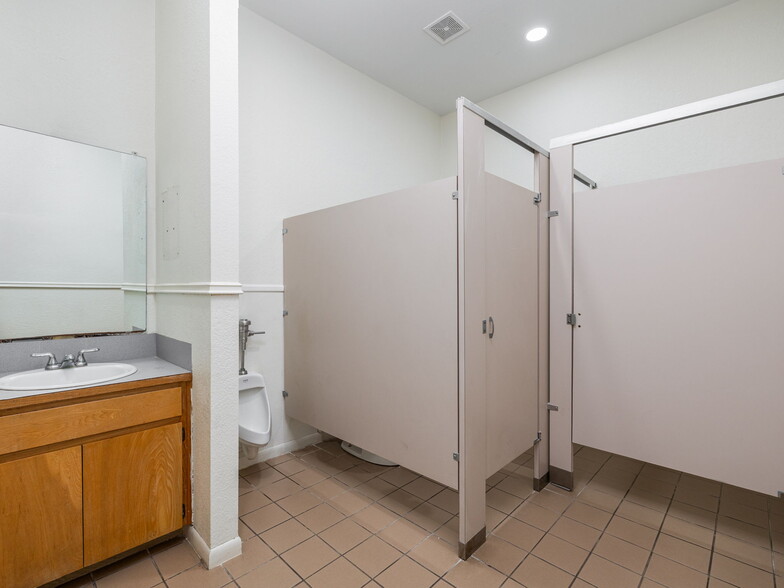 More Photos Of 6600 S Lakewoods Dr, Georgetown Specialty For Sale