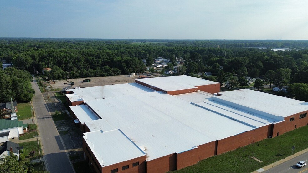 Primary Photo Of 905 Herring Ave, Wilson Manufacturing For Sale