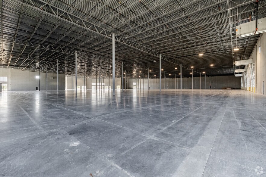 More Photos Of 1217 W MacArthur Rd, Wichita Warehouse For Lease