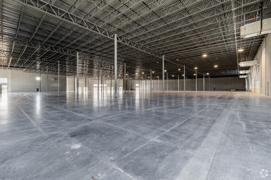 More Photos Of 1217 W MacArthur Rd, Wichita Warehouse For Sale