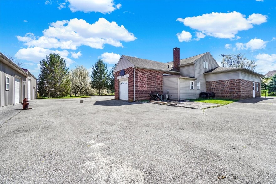 More Photos Of 2553 Roosevelt Ave, York Flex For Sale