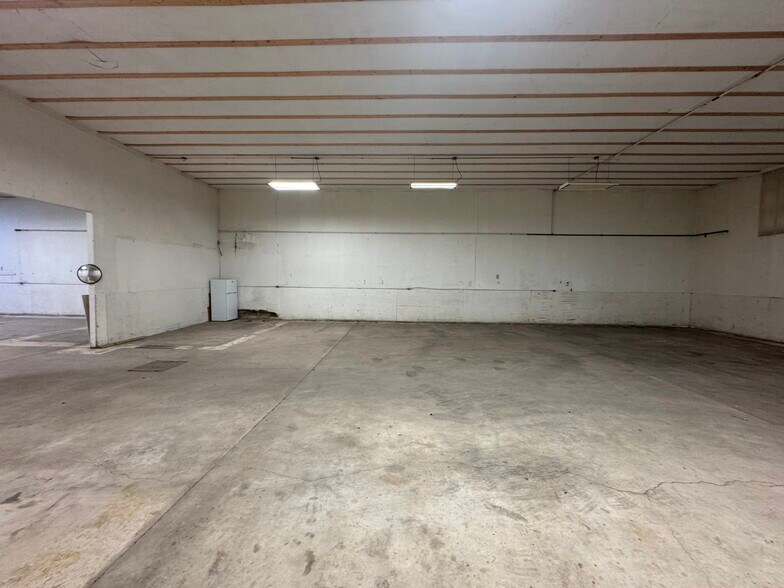 More Photos Of 815 Meridian St, Sault Sainte Marie Distribution For Sale