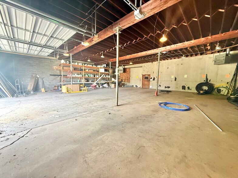 More Photos Of 707 N Lumber St, Bloomington Industrial For Sale