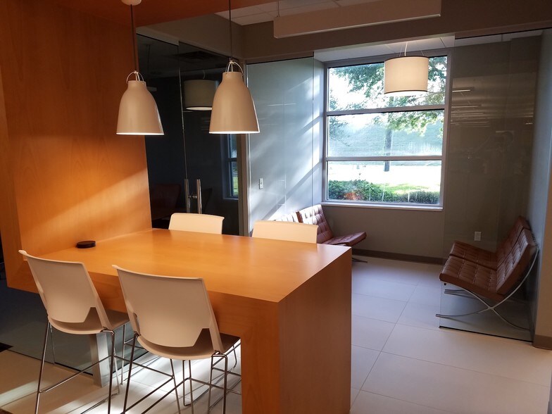 More Photos Of 1500 W Interstate 35, Denton Flex For Lease