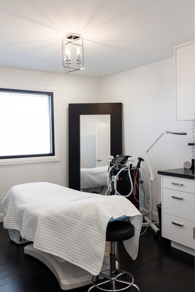 More Photos Of 1533 Dundas St E, Whitby Office For Sale