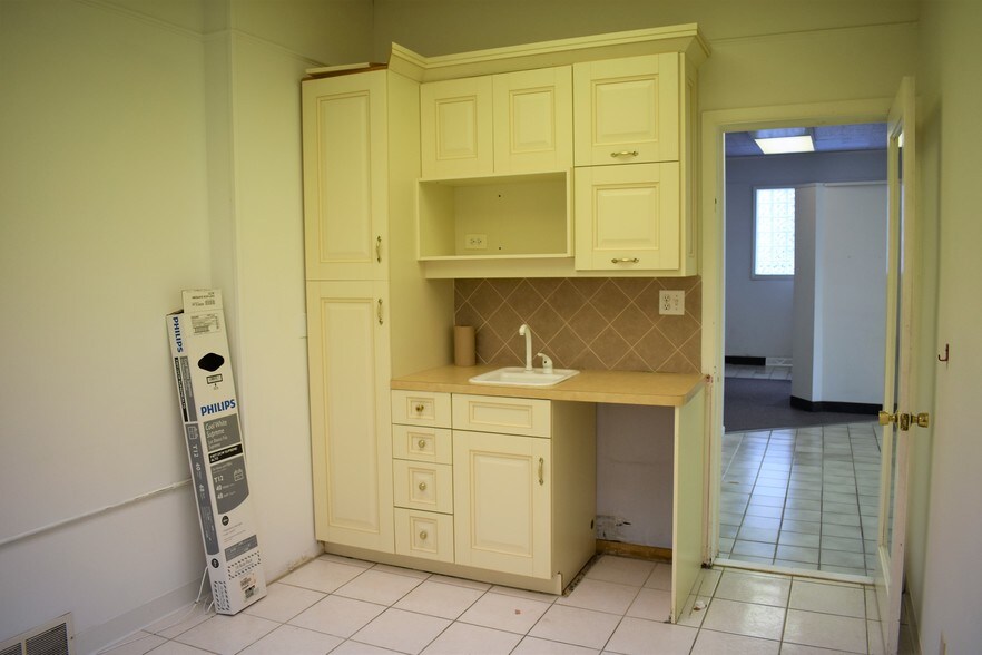 More Photos Of 5576 Mayfield Rd, Cleveland Freestanding For Sale