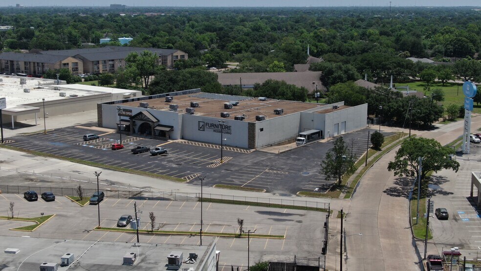 More Photos Of 7071 Southwest Fwy, Houston Showroom For Sale