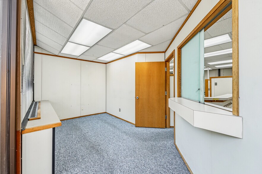 More Photos Of 2219 Packard St, Ann Arbor Office For Sale