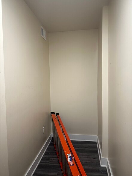 More Photos Of 583-587 Broad St, Newark Storefront Retail Office For Lease